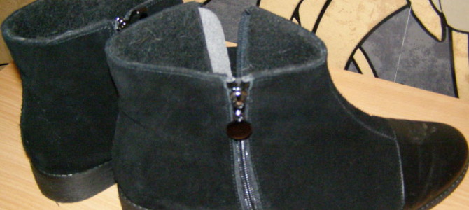 Recenze: černé kotníčkové boty s koženou špičkou