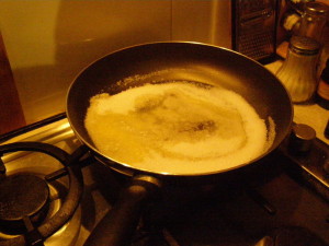 rozehřívání cukru a másla na karamel