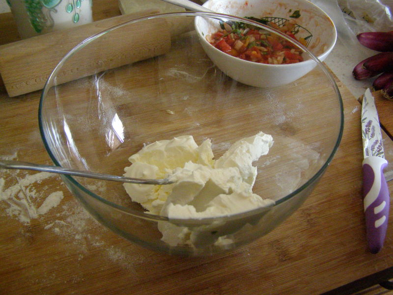 v míse rozmícháme pomazánkové máslo a smetanový sýr